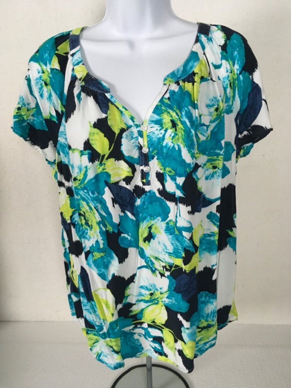 St Johns Bay Top Size L White Black w Blue Green Flowers Round Notched Neckline